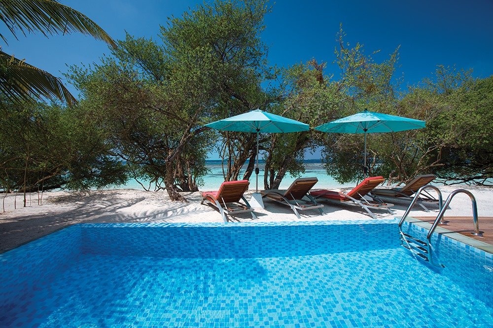The very exclusive Beach Suites at Helengeli are both situated on the Sunset Side of the island, with a spacious outdoor garden area and deck.☀️

Each suite comes with its own 20m² pool and serene views of the ocean and direct beach access!🌴