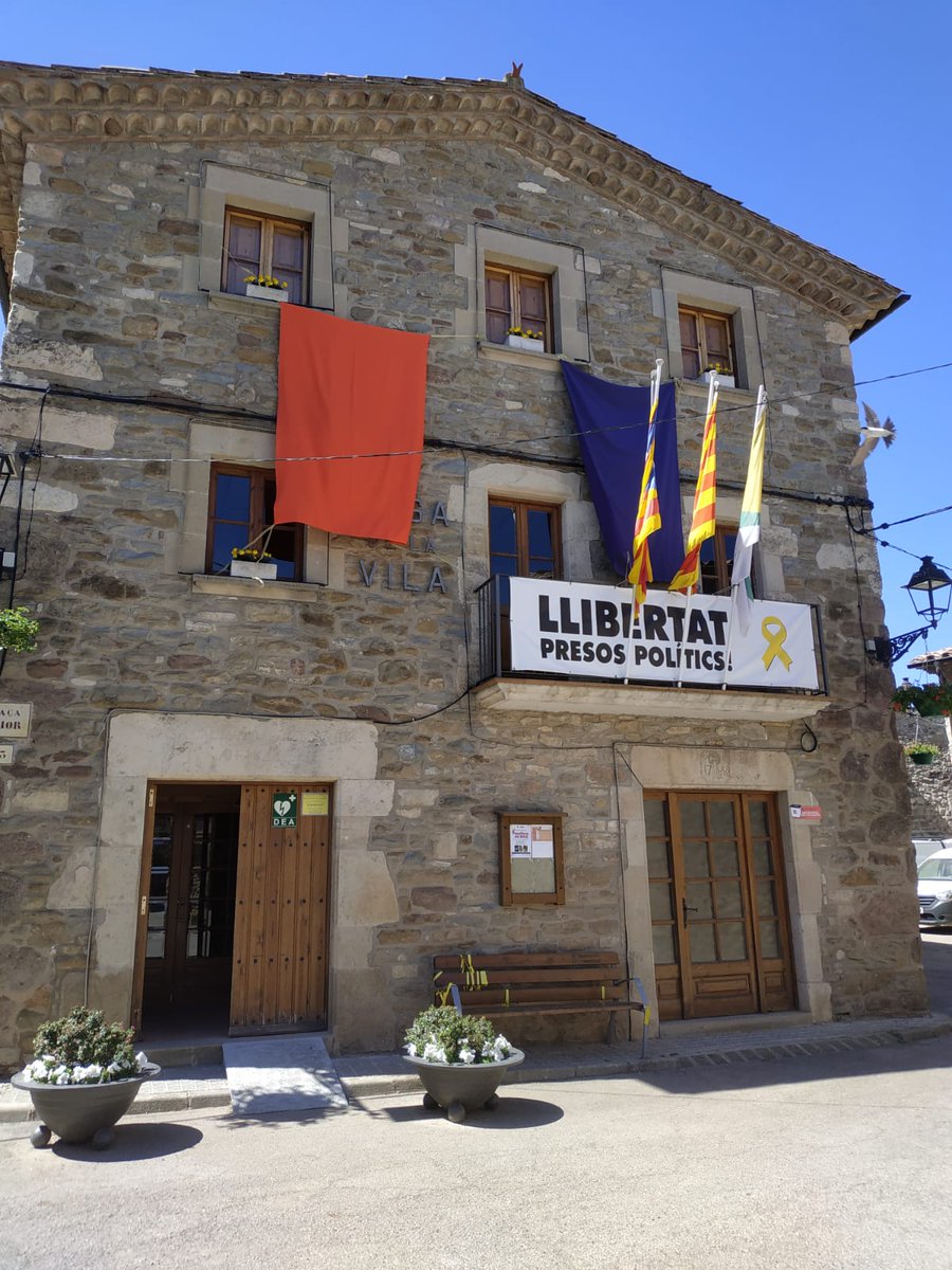 Aj_Collsuspina's tweet photo. #FestaGran2019🎉: Els estendards ja presideixen la Casa de la Vila de #Collsuspina! #Pastanaguts🥕 i #Uberginius🍆 ja podeu ocupar el poble! 😅😎 Bona Festa Gran! 👏👏👏 https://t.co/1zWrw51FQz