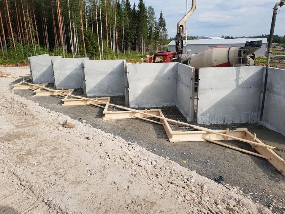 Mestarifarmi's tweet photo. Viime viikolla on myös touhuttu vähän toisenlaisellakin työmaalla. Äänekoskella polkaistiin käyntiin jätteidenkäsittelyyn rakennettavan purkupaikan tukimuurien asennus- ja valutyöt.
#laakasiilo #elementti #vakioelementti #mestarifarmi #jäteasema #jätteidenkäsittely https://t.co/IwfHLGt679