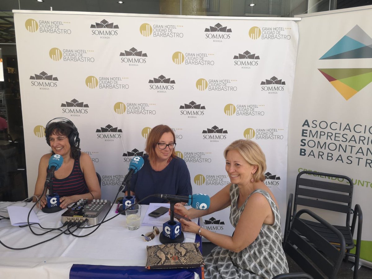 Primer programa de radio en la calle con la @cope_altoaragon 👏🏻👏🏻🔝🔝 #aesbfestivalvino2019 #aesb #CreciendoJuntos #radio #cope #barbastro #festivalvinosomontano