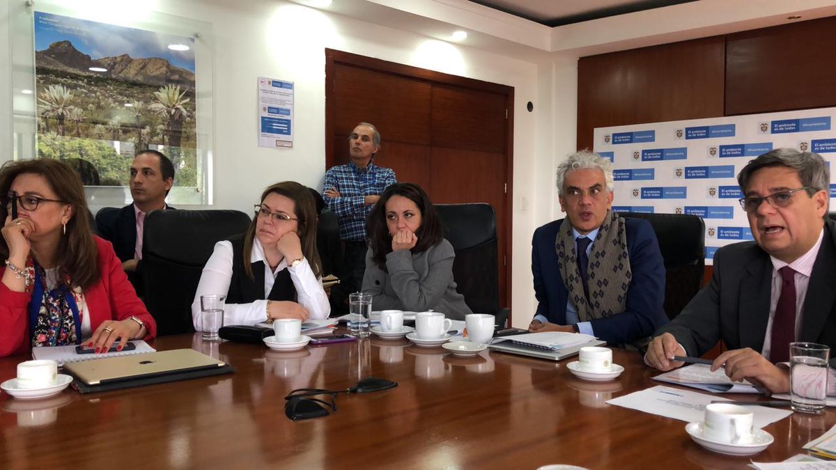 DAFP_COLOMBIA's tweet photo. En el #SectorAmbiente el grupo etario más representativo está entre 50 a 62 años y el nivel educativo es de posgrado: @FernandoGrilloR en presentación del #ReporteFURAG https://t.co/lOAIJBwJAV