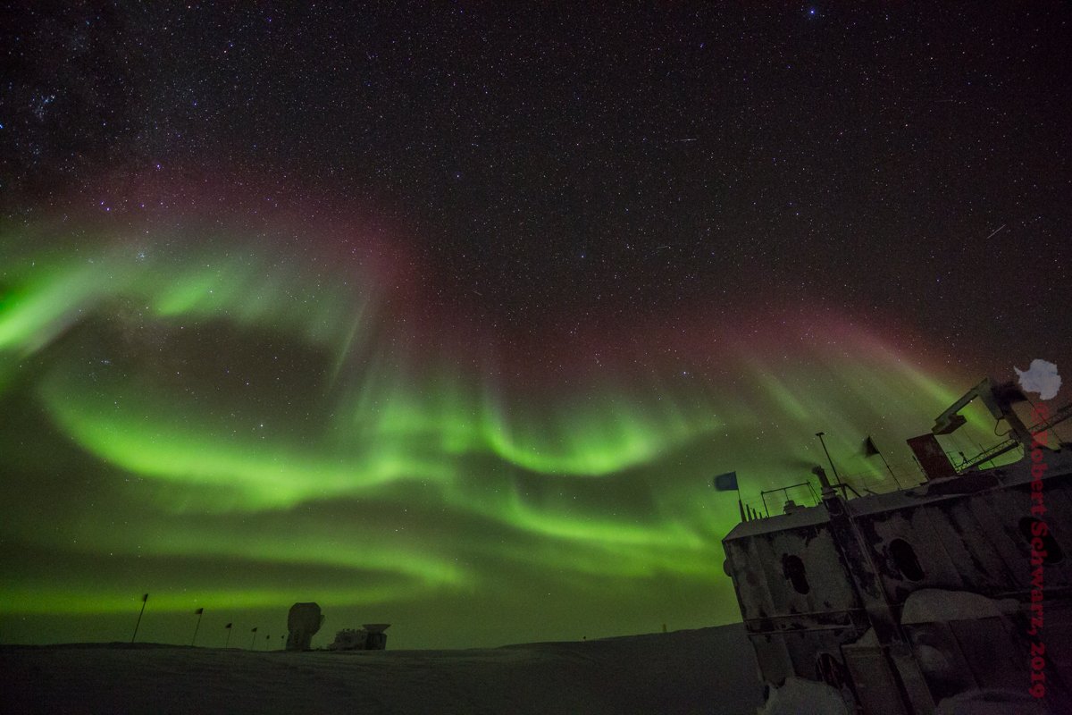 Another storm passed (not an aurora storm but a snow storm) and clear skies today, the last real dark 10 days at Pole, after the next moon period twilight will be quite obvious :(