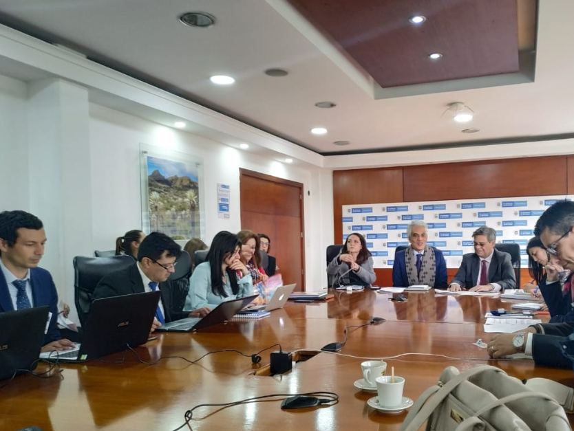 DAFP_COLOMBIA's tweet photo. #AEstaHora nuestro director @FernandoGrilloR le presenta al #SectorAmbiente, en cabeza del ministro Ricardo Lozano, los resultados del #ReporteFURAG https://t.co/pvxyzW0BDv