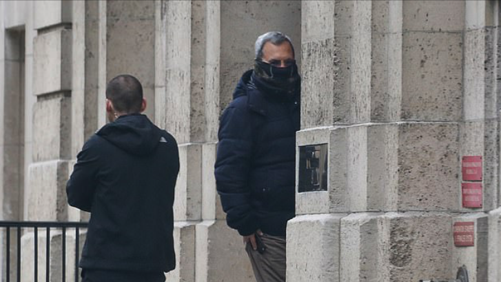 4. Barak says he has known Epstein for 17 years but didn't know about the girls or parties. Here he is attempting to enter Epstein's Upper East Side mansion all stealth-like under that head covering. Barak says it was cold...  @NarativLive  @traciemac_Bmore