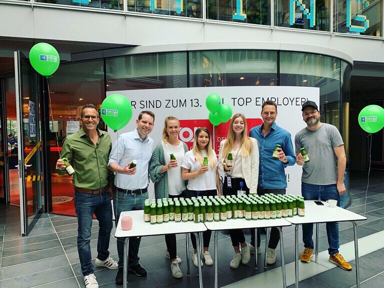 PAYBACK_GROUP's tweet image. Wir haben heute eine neue Zusatzfunktion der PAYBACK App gefeiert 💚 #PAYBACKGO 🥳 Im Headquarter in München konnten die Kollegen an verschiedenen Stellen einchecken &amp;amp; den neuen Service testen, um mit Smoothie und Eis belohnt zu werden🍦#ichmachblau #MondayMotivation
