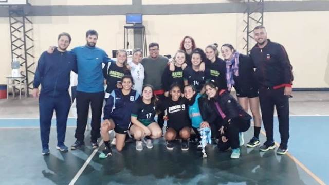 estudiantescdia's tweet photo. #HandballCEC Las Mayores de @estudiantescdia se consagraron campeonas del Apertura de la #FEH con sendos triunfos Las Mayores se consagraron campeonas https://t.co/jSSxSBM95y https://t.co/rxfmTDedv0