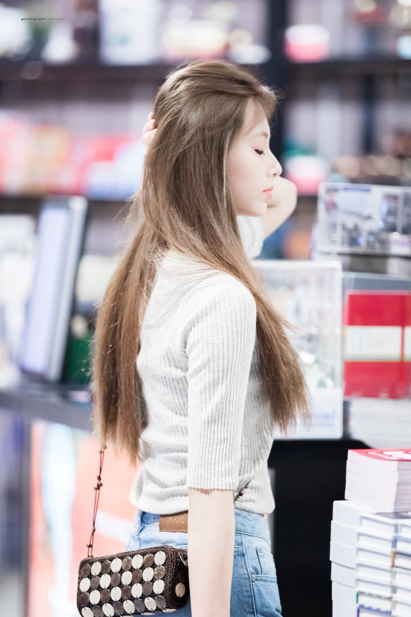 サブリー Twice패션 ジヒョ全身なかった 絶対可愛い ピンクガーデに白パンは春ぽいけど 女性らしくて可愛い ツウィも絶対今日可愛いだろうに 全身なし 最近ちょっとずつ洋服に変化してる気がする お洒落になってきてる気が ジーンズみたいな
