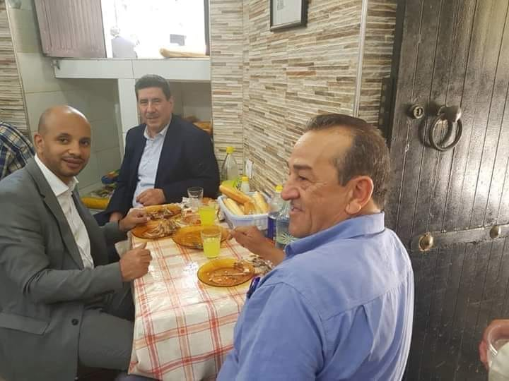 Rania_aitchaban's tweet photo. Hier midi, rue Tanger (Alger) : Le MJS Raouf Bernaoui partage une loubia avec son collègue ministre de l'Agriculture, Chérif Omari. 
Source : El-Houari Dilmi Eljazairi
#alger #Algerie https://t.co/4Yl3lOQe8a