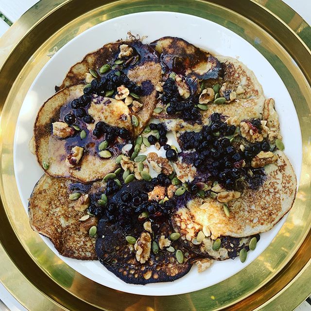 Bananpannkakor med blåbär, valnötter och pumpakärnor 🥰 ift.tt/2K1IVUC