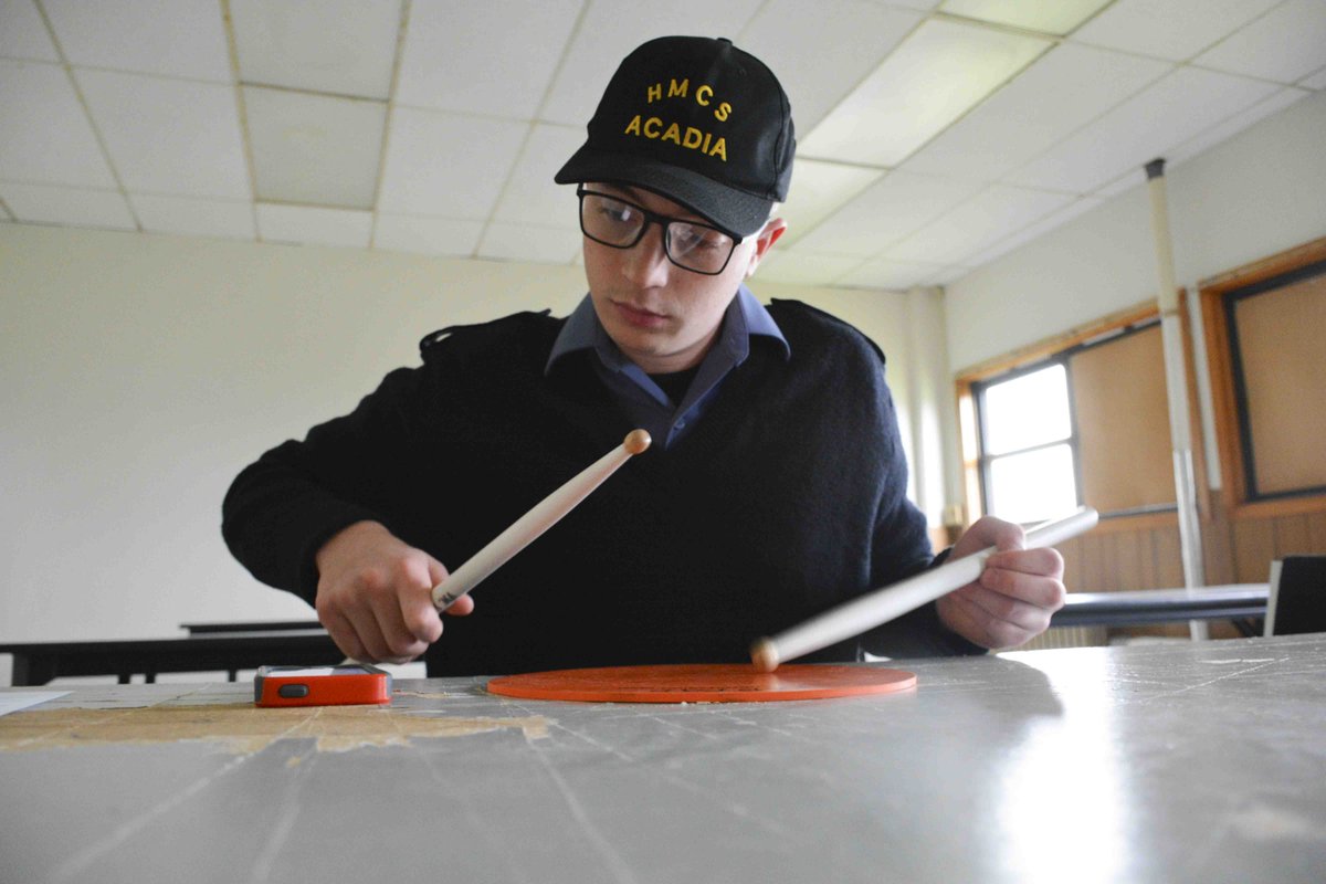 HMCSAcadiaCdts's tweet photo. Cadet Cadre Dawson McIntosh, de Corner Brook (N.L.), s'entraîne à la batterie du centre d'entraînement des cadets (CTC) NCSM Acadia à Cornwallis, N.S. https://t.co/aMFVrv4y63