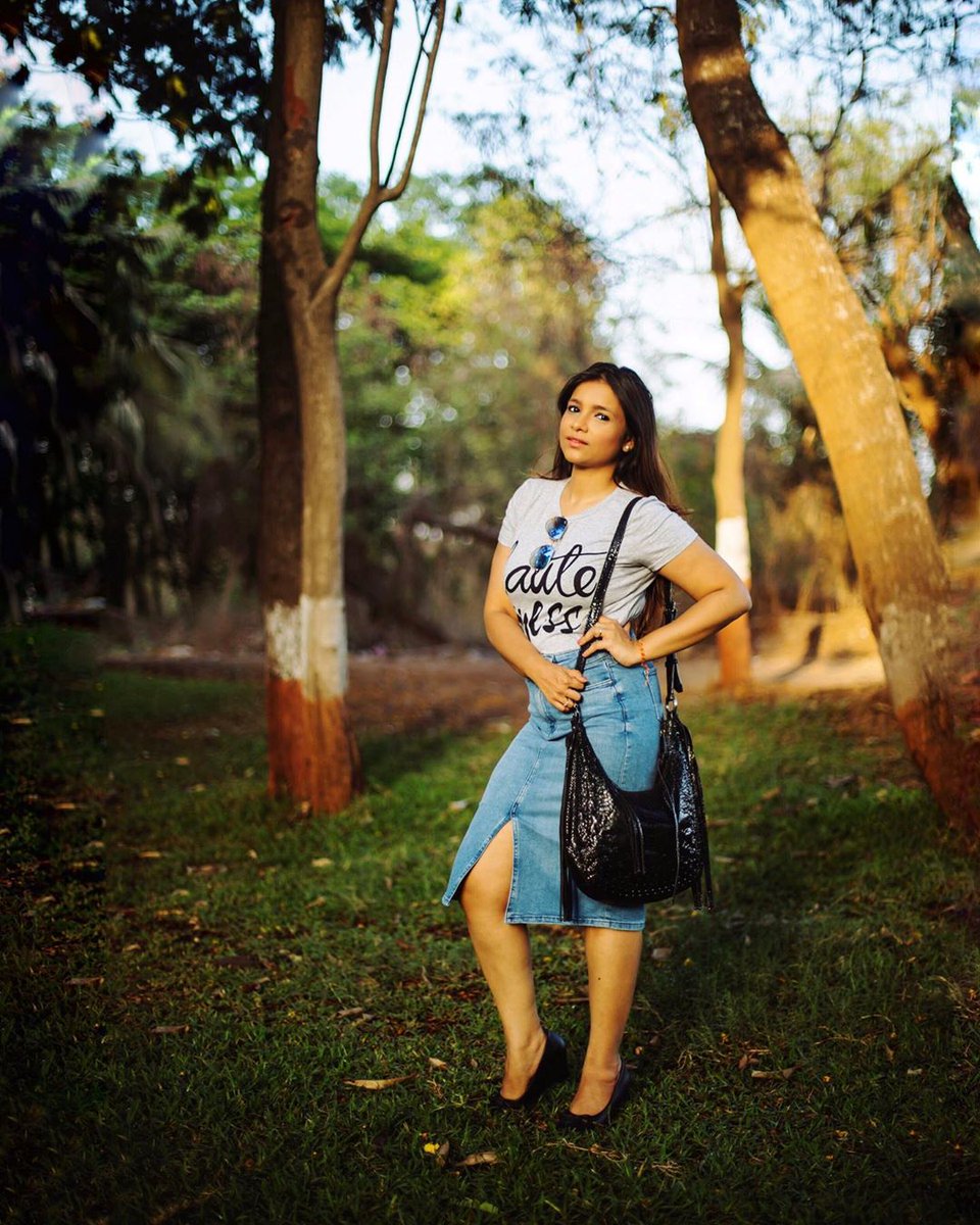 RitchStyles's tweet photo. While you may want to skip carrying a #handbag during #monsoon, it’s not a wise decision. If you are #travelling, choose a spacious #bag that is big enough to hold the essentials as well as an #umbrella. #Tote bags come really handy during #monsoon.
#monsoonessential #valuables https://t.co/Y0WRJPbzFx