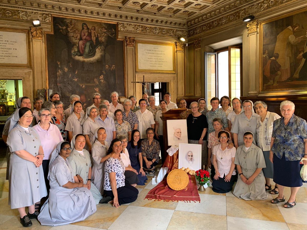 newScolopi's tweet photo. El Capítulo General de las Madres Escolapias visita San Pantaleo 👏👏
#Calasanz #MPaula #Escolapios #Escolapias https://t.co/yRaOgguI0i