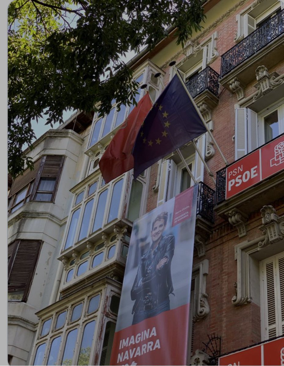 rosadiezglez's tweet photo. La sede del PSOE de Navarra. La bandera de España, en el cajón; no hay que desairar a los bilduetarras... Qué vergüenza de partido... Tanta gente asesinada en por defender la Constitución y la democracia para esto... https://t.co/sR3kTQhPow