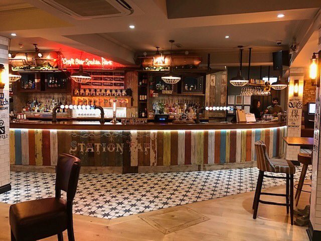 PembrookDesign's tweet image. Station Tap, Camberley for #stonegatepubs was handed over back in May. Here's the completed look.
#interiordesign #pubrefurb #refurbishment #projectmanagement #leisureindustry #newlook