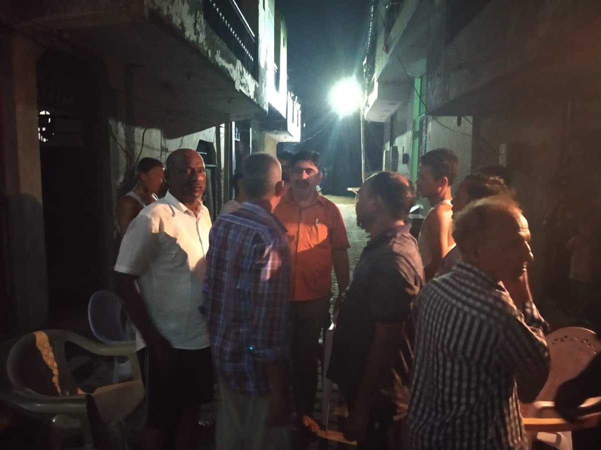 VohraBjp's tweet photo. पर्वतीय कालोनी निवासियो से मिलना हुआ।सबके साथ कालोनी में चलती समस्याएँ सुनी,कुछ साथ के साथ हल करी ओर कुछ से जल्द मुक्त कराने का वादा किया।सभी साथी आने वाले चुनाव में भाजपा के साथ हैं ओर राज वोहरा को उम्मीदवार चाहते हैं।
@mlkhattar @GroverBjp @KPGBJP @subhashbrala @Ajaygaurbjpfbd https://t.co/PJBarVBRXK