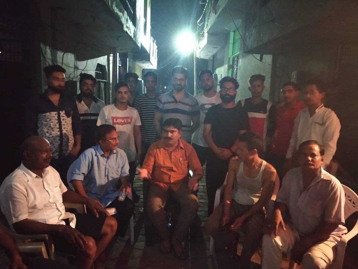 VohraBjp's tweet photo. पर्वतीय कालोनी निवासियो से मिलना हुआ।सबके साथ कालोनी में चलती समस्याएँ सुनी,कुछ साथ के साथ हल करी ओर कुछ से जल्द मुक्त कराने का वादा किया।सभी साथी आने वाले चुनाव में भाजपा के साथ हैं ओर राज वोहरा को उम्मीदवार चाहते हैं।
@mlkhattar @GroverBjp @KPGBJP @subhashbrala @Ajaygaurbjpfbd https://t.co/PJBarVBRXK