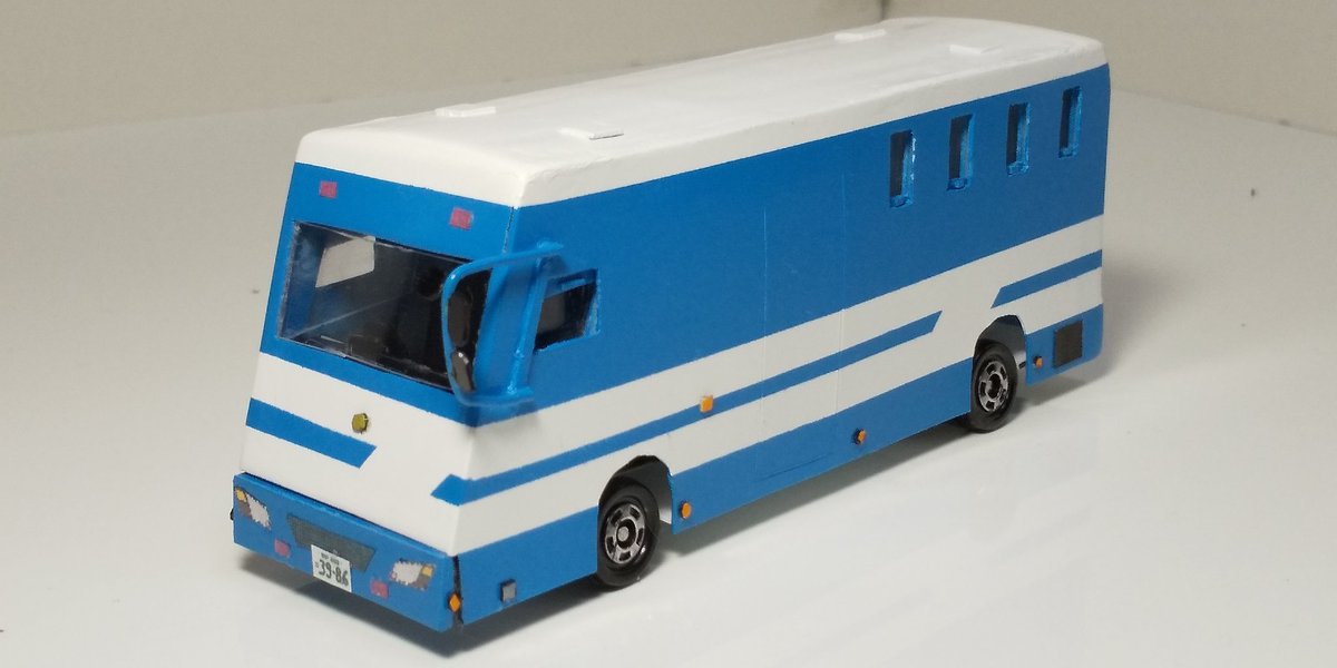 バスのミニカー垢 ようやく完成しました プラ板からのほぼフルスクラッチで作ったプロフィア常駐警備車です ベースは警視庁 大阪府警などに入った実車を 屋根の若干曲がってる部分を再現するのが大変でしたが 結果いい感じになったのでよかったです