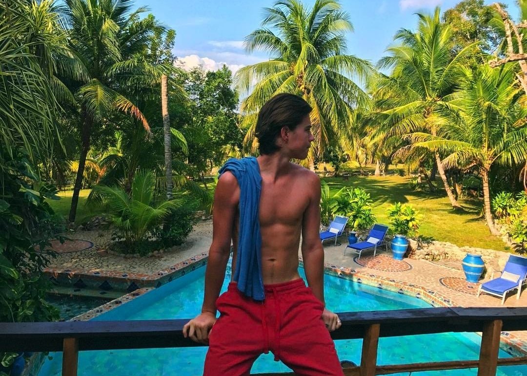 🌴