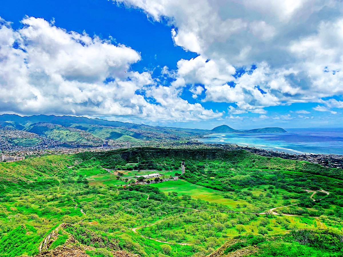 黒星 旅垢 ダイヤモンドヘッド頂上の景色 ワイキキビーチ方向もわんだほー でも 僕は逆方向のこの絶景もかなりお気に入り ダイヤモンドヘッド Diamondhead Diamondheadhike ハワイ旅行 ホノルル Honolulu Anaタビキブン みんな大好き