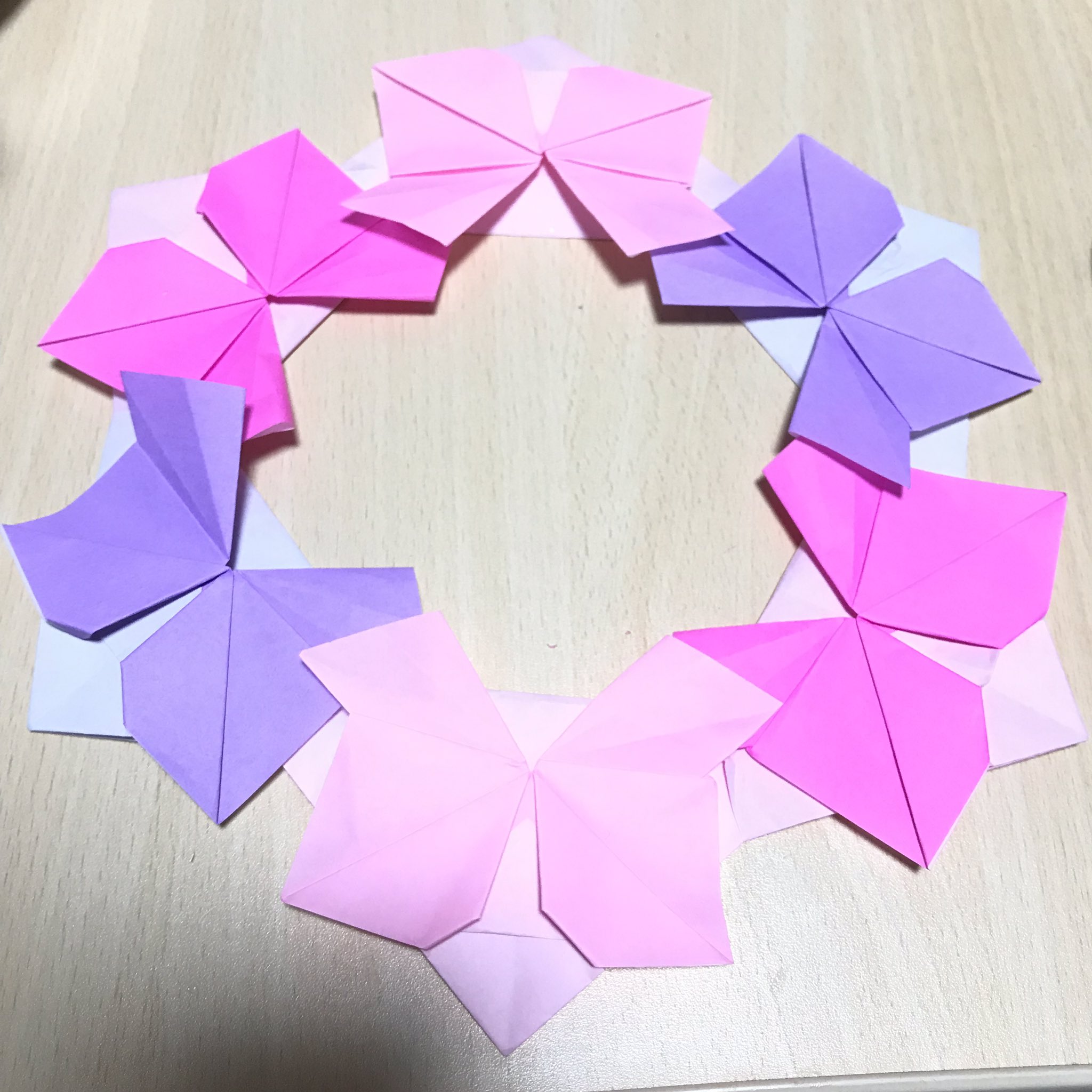 だ ちゃん Dahchan 創作折り紙作家どす 前に新作でもみじのリースをupしましたがそれを利用してリボンリースに 元々は蝶からもみじにしたから蝶のリースも作ってもええけどね もうちょい蝶に近い折り方にしたらいけるかなと 動画はまだ先になる