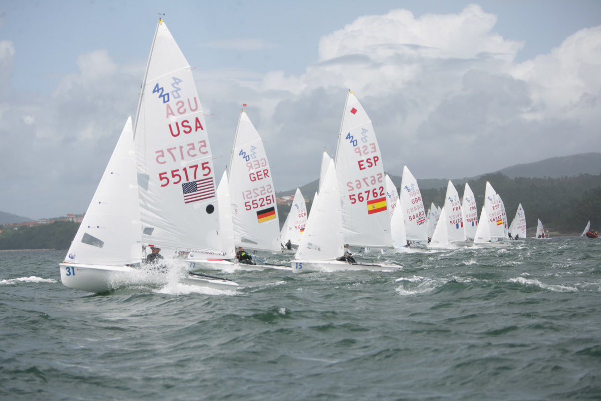 GallegaReal's tweet photo. 📸 ¡Comenzamos! Todas las clases están ya en el campo de regatas para disputar la quinta y penúltima jornada del Europeo júnior. Las condiciones: 15-17 nudos del Oeste.

Sigue la regata en directo aquí: https://t.co/VeV8f4dFl3

#420JuniorEuros #vela #riadeaeousa #deportegalego https://t.co/rYE1uAE7Ns