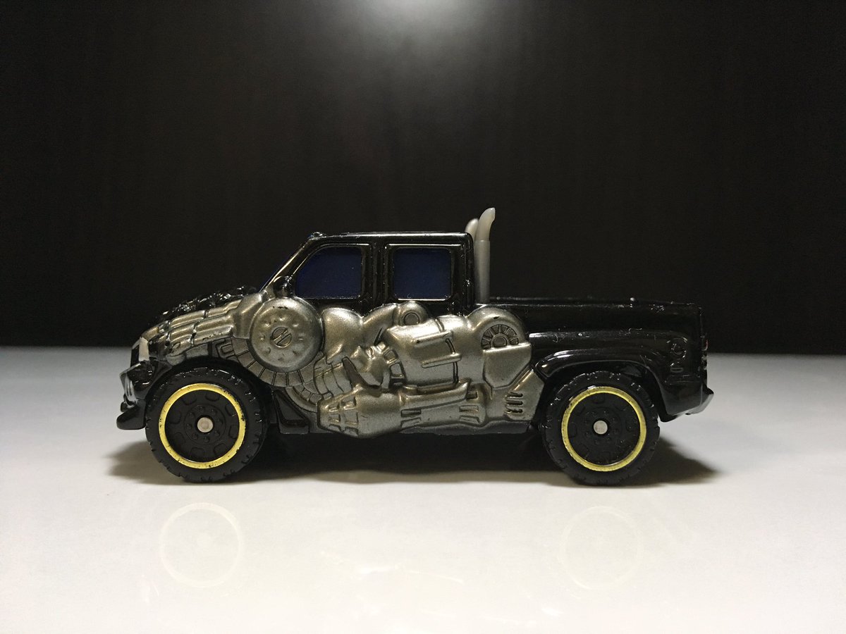 MartyDocBrown's tweet photo. #Ironhide
#GMC #Topkick C4500 #Hasbro
#Transformers
#RevengeoftheFallen
#DarkoftheMoon
戦闘のプロフェッショナルの #アイアンハイド 。業者向けの大型ピックアップがベース。
これはビークルモードからロボットモードにトランスフォームする途中の形態というおもしろい1台。 https://t.co/xqeY8SNPyf