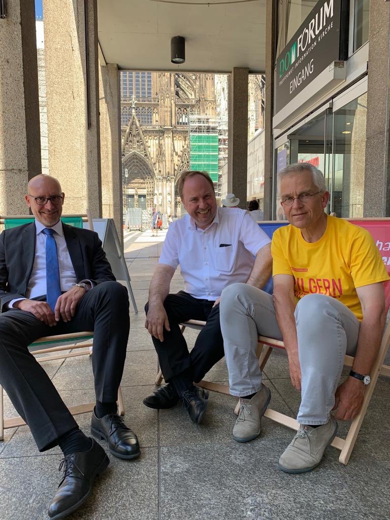 Stadtdechant's tweet photo. Der Sommer geht weiter und das #Domforum am Roncalliplatz bietet nun einen besonderen Service: vier Liegestühle mit biblischen Zitaten laden zum Verweilen mit #KölnerDom-Blick ein.
Die Sitzprobe mit Carsten Horn und Ingo Brüggenjürgen vom @domradio war schon mal erfolgreich 😎 https://t.co/Jltu89K5UC