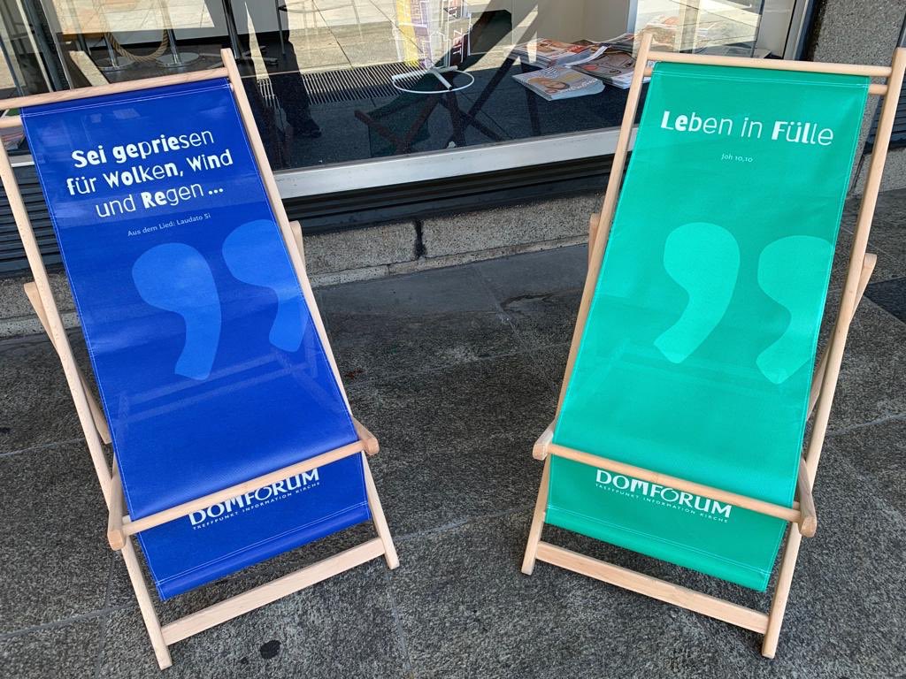 Stadtdechant's tweet photo. Der Sommer geht weiter und das #Domforum am Roncalliplatz bietet nun einen besonderen Service: vier Liegestühle mit biblischen Zitaten laden zum Verweilen mit #KölnerDom-Blick ein.
Die Sitzprobe mit Carsten Horn und Ingo Brüggenjürgen vom @domradio war schon mal erfolgreich 😎 https://t.co/Jltu89K5UC