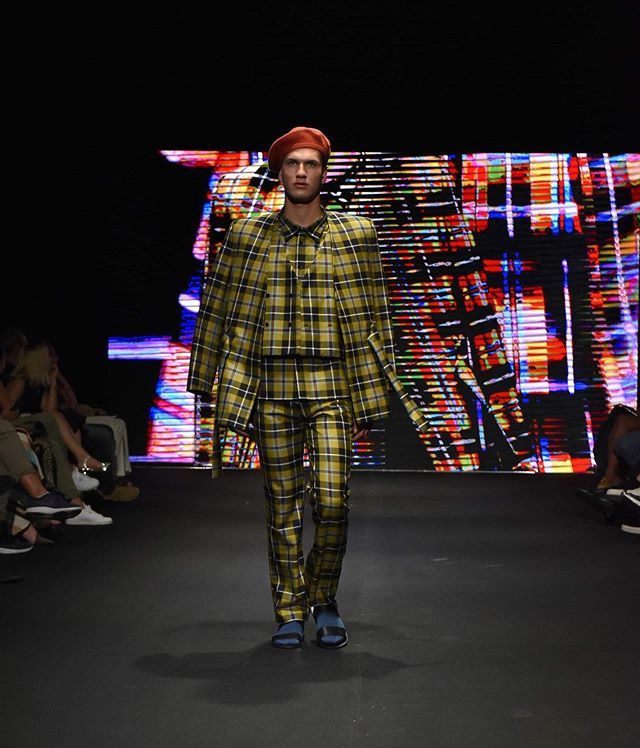 In passerella per l’evento MADEINMEDI, la creazione “Les petits sape” diRoberta L’Episcopo, del corso di Fashion Design di Harim Accademia Euromediterranea. ⚡️⚡️👏🏻 ⠀⠀
.
.
#fashiongraduateitalia #piattaformamoda #basemilano #fgi2019 #fashionweek #potd… ift.tt/2GAuq7Y