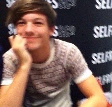 the way louis looks at fans says a lot about our relationship with him