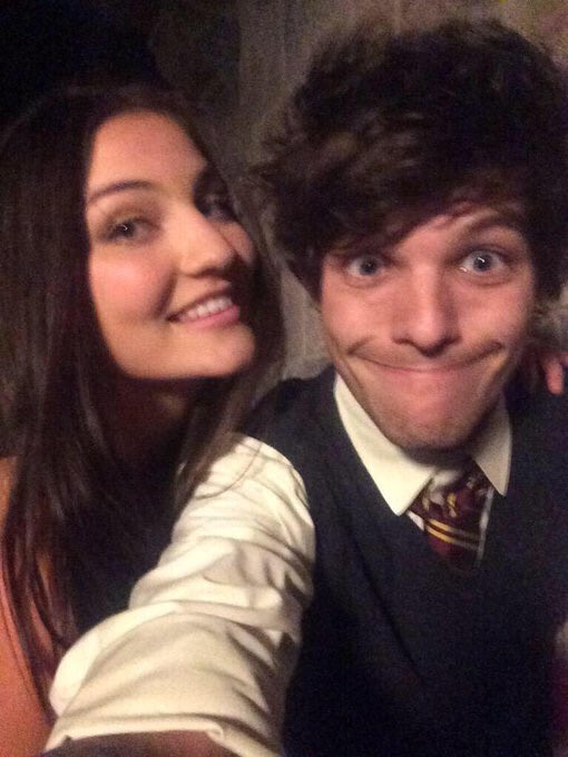 louis dressed up as a hogwarts student and surprised some fans at wizarding world of harry potter