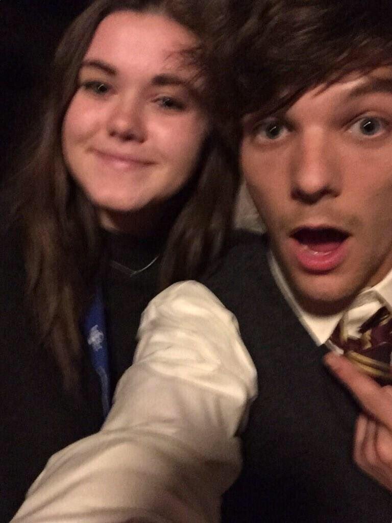 louis dressed up as a hogwarts student and surprised some fans at wizarding world of harry potter