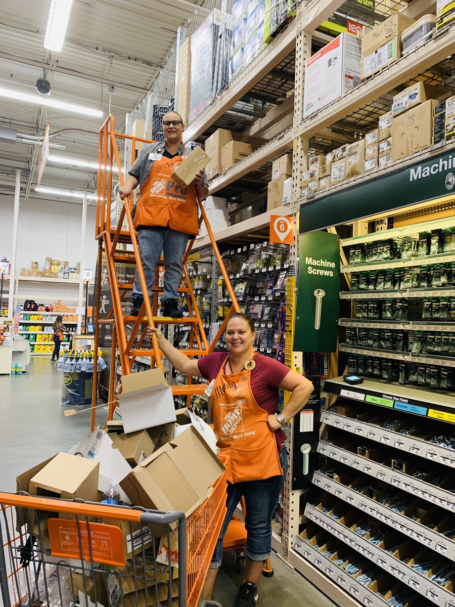 LeahVienhage's tweet image. In action! DSs are packing it down like no ones business! Keep it coming team. #ShelfAvailability #D198DropItLikeItsHot #MakingCardboardBails @THDdiego @MikeCaplinger1 @torHash @JasonBallDM198 @WerneckeNickie @Bradonis_G @Team89661