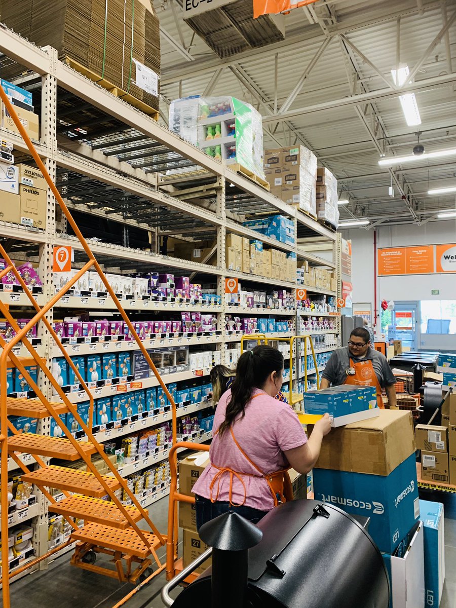 LeahVienhage's tweet image. In action! DSs are packing it down like no ones business! Keep it coming team. #ShelfAvailability #D198DropItLikeItsHot #MakingCardboardBails @THDdiego @MikeCaplinger1 @torHash @JasonBallDM198 @WerneckeNickie @Bradonis_G @Team89661