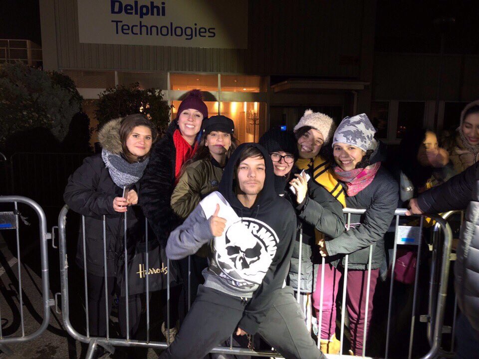 even though louis was freezing he stayed and took a photo with every fan who was there