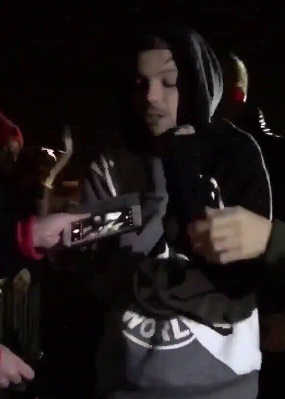even though louis was freezing he stayed and took a photo with every fan who was there