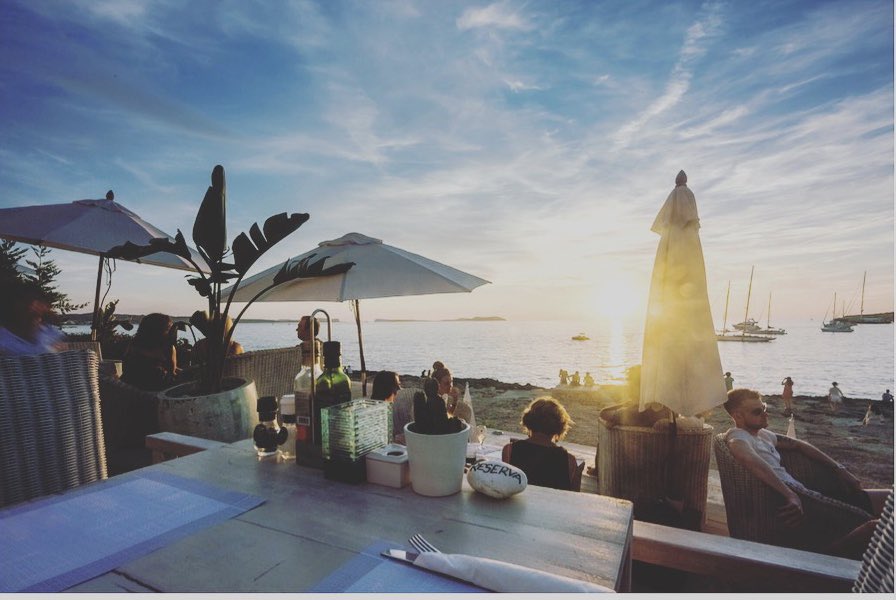Contemplas y admiras las pequeñas cosas. Eso es lo que hace grande momentos como estos 🌅🔝

You contemplate and admire the little thing. That’s what makes great moments like these 🌅🔝

#sunseabaribiza #wonderful_ibiza #beautiful_ibiza #seasonibiza #summeribiza #temporada2019