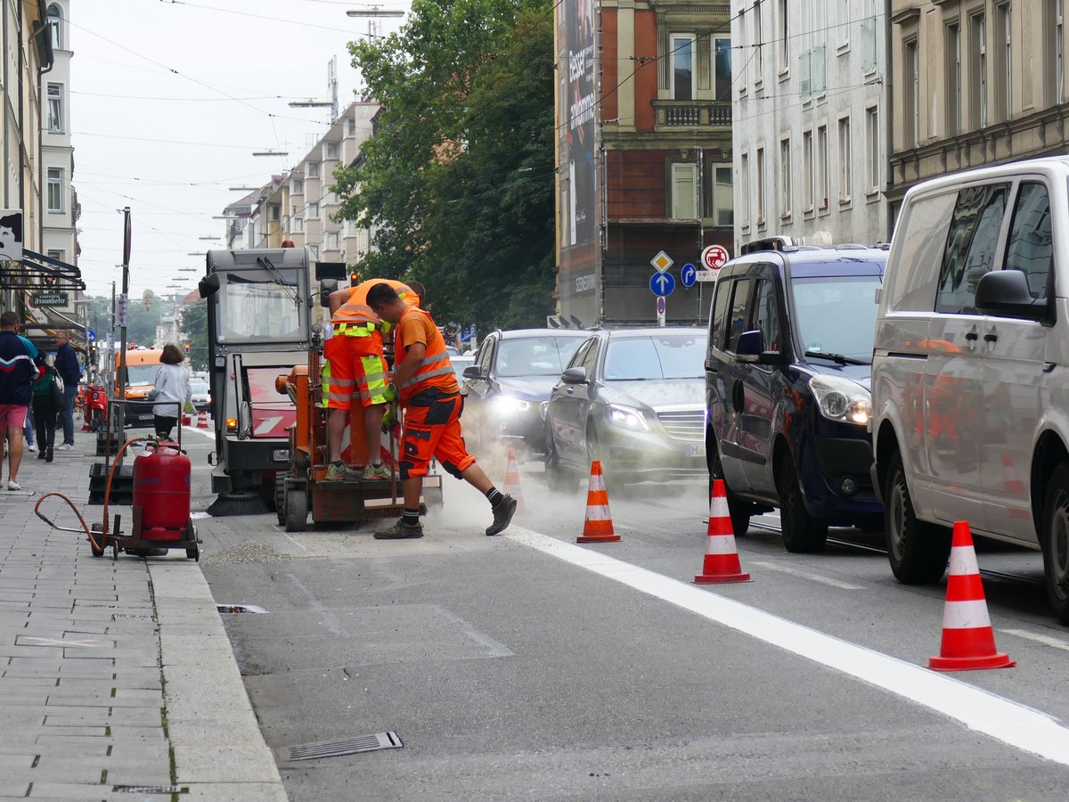 muenchen's tweet photo. Seit heute entstehen in der #Fraunhoferstrasse Radspuren statt der bisherigen Parkplätze. Wie lange die Bauarbeiten dauern und mehr Infos zu den neuen Radlstreifen. /mr https://t.co/ZGZybe5kX0 https://t.co/9Bpoj26qXC