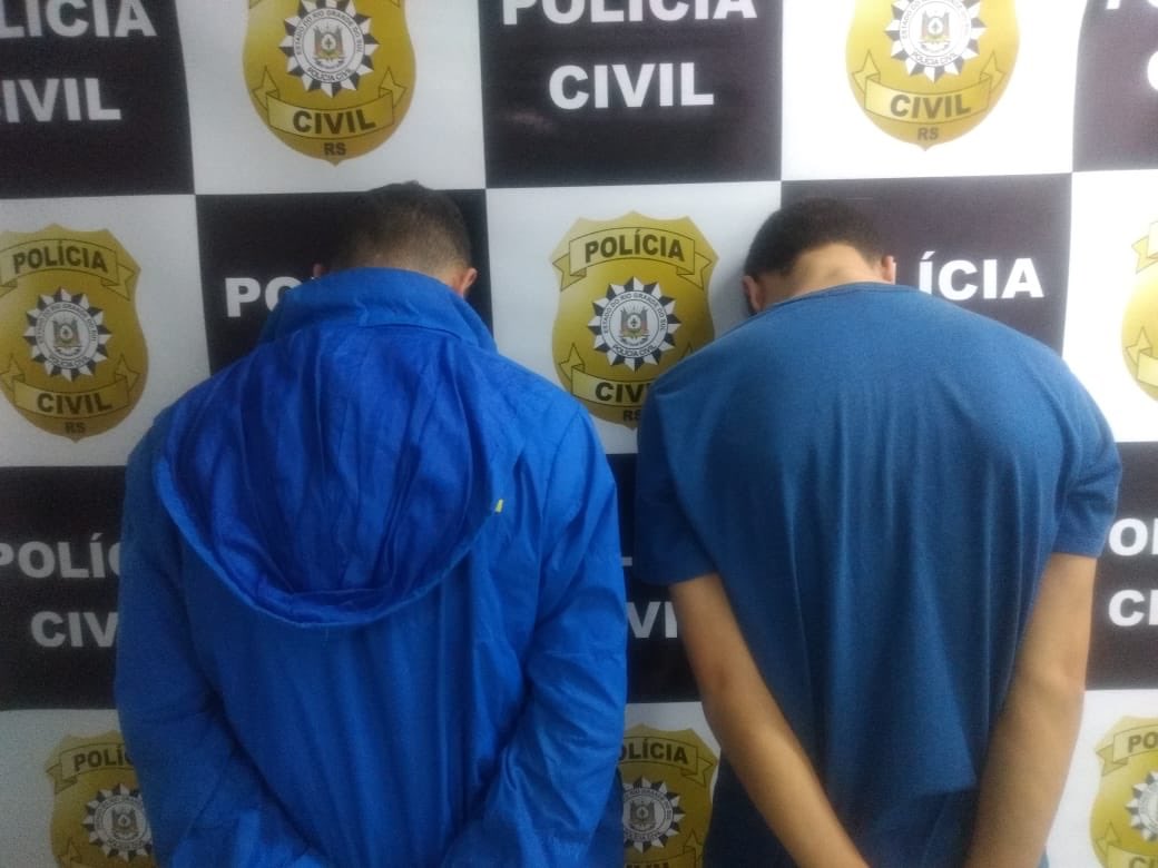RodrigoFuchshu1's tweet photo. PC - DPM - 2 DPRM - 2 DP Canoas
OPERAÇÃO ANJOS DA LEI - Polícia Civil prende 02 traficantes há 10 metros de uma escola em Canoas. #2DP_Canoas @delegadanadine @delmariosouza @adrircosta https://t.co/fTejEtpp4P