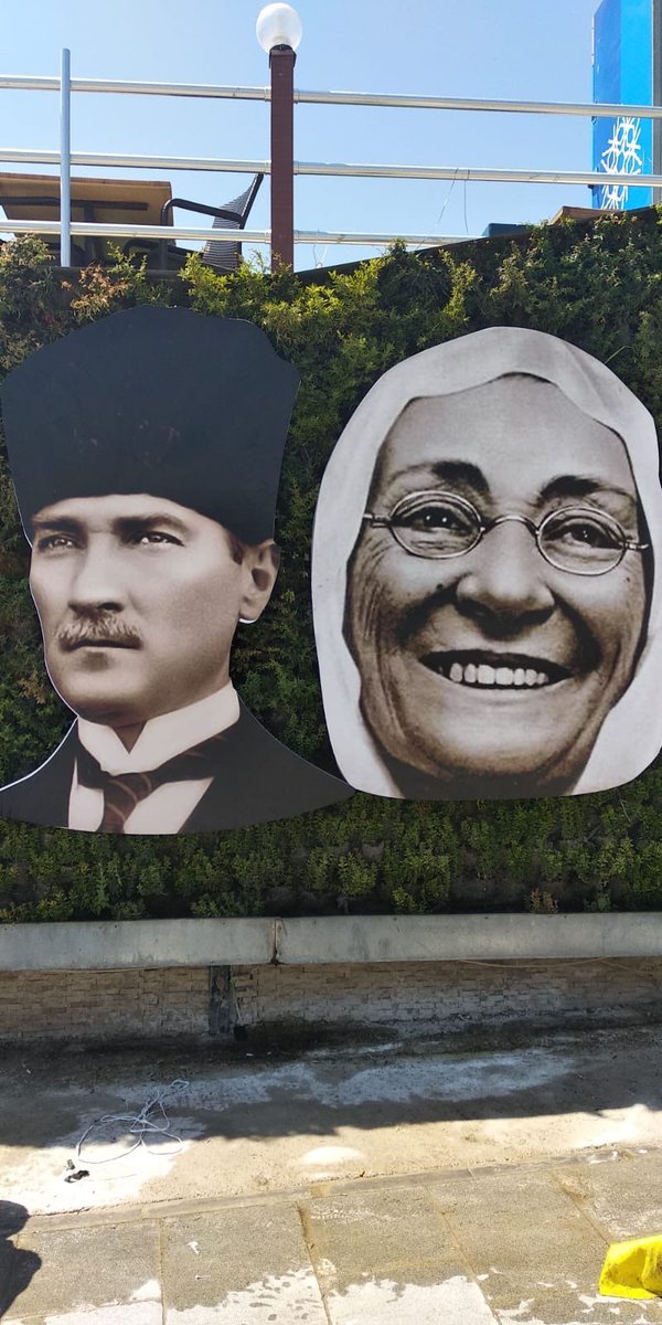 Ekiplerimiz Dante Kafe’nin arkasında bulunan Atatürk ve Zübeyde Hanım portrelerini yeniledi. #UmutVarKarşıyakaVar