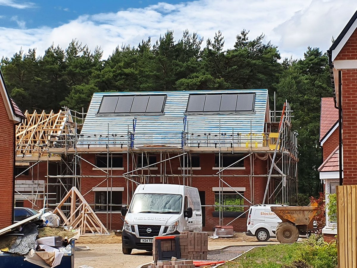 ViridianSolar's tweet photo. Bordon, Hampshire - where @ChelsfieldSolar is installing #clearlinefusion roof-integrated #solar to 60 new homes https://t.co/Q7gFrINDQ0