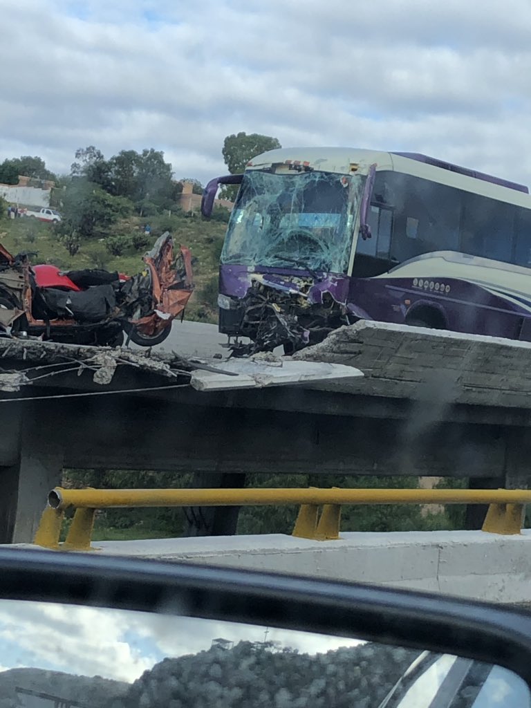 FRANKIEGGG's tweet photo. Carretera 57 detenida por accidente , tramo Slp-Qro , km 195 al 167 https://t.co/bpsBDUFexV