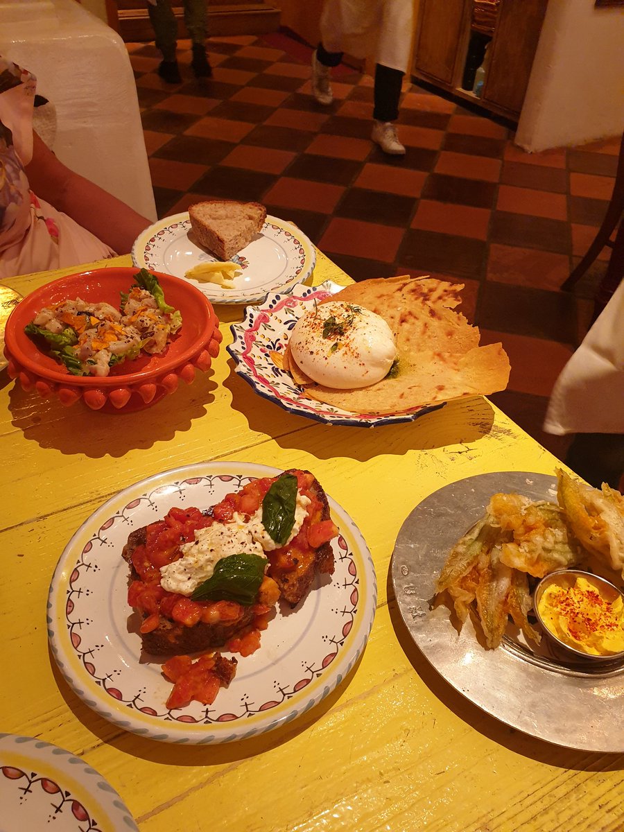 Stennins's tweet image. @MarinaOLoughlin might have given a tough review of #circolopopolare but it hasn't put off the punters..... Monday lunch was packed. They obviously came for the views, as the review was right - Food was not so great! #futureofrestaurants #notaboutthefood