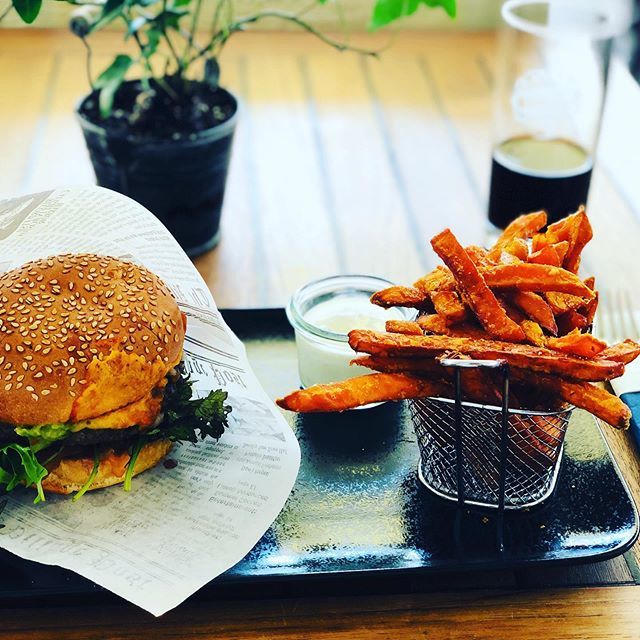 _jo_li_97's tweet photo. Zum Lunch gab es erstmal einen leckeren Pier69 Burger.
#bregenz #österreich #bodensee #burger #sweetpotato #lunch #foodporn #burgerporn #luxurylifestyle #ilovemylife #pier69bregenz https://t.co/S7kmJ0j5qX https://t.co/6pdmisVIO6