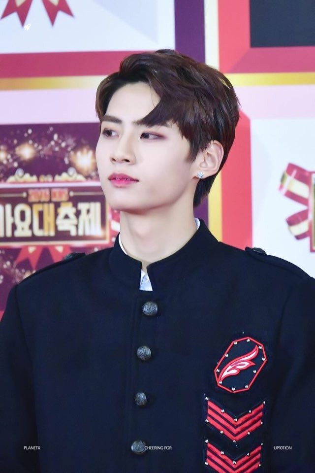 Daily_JinHyuk's tweet photo. 161229 가요대축제 #이진혁 #아기태양 https://t.co/UW8xO15NQH