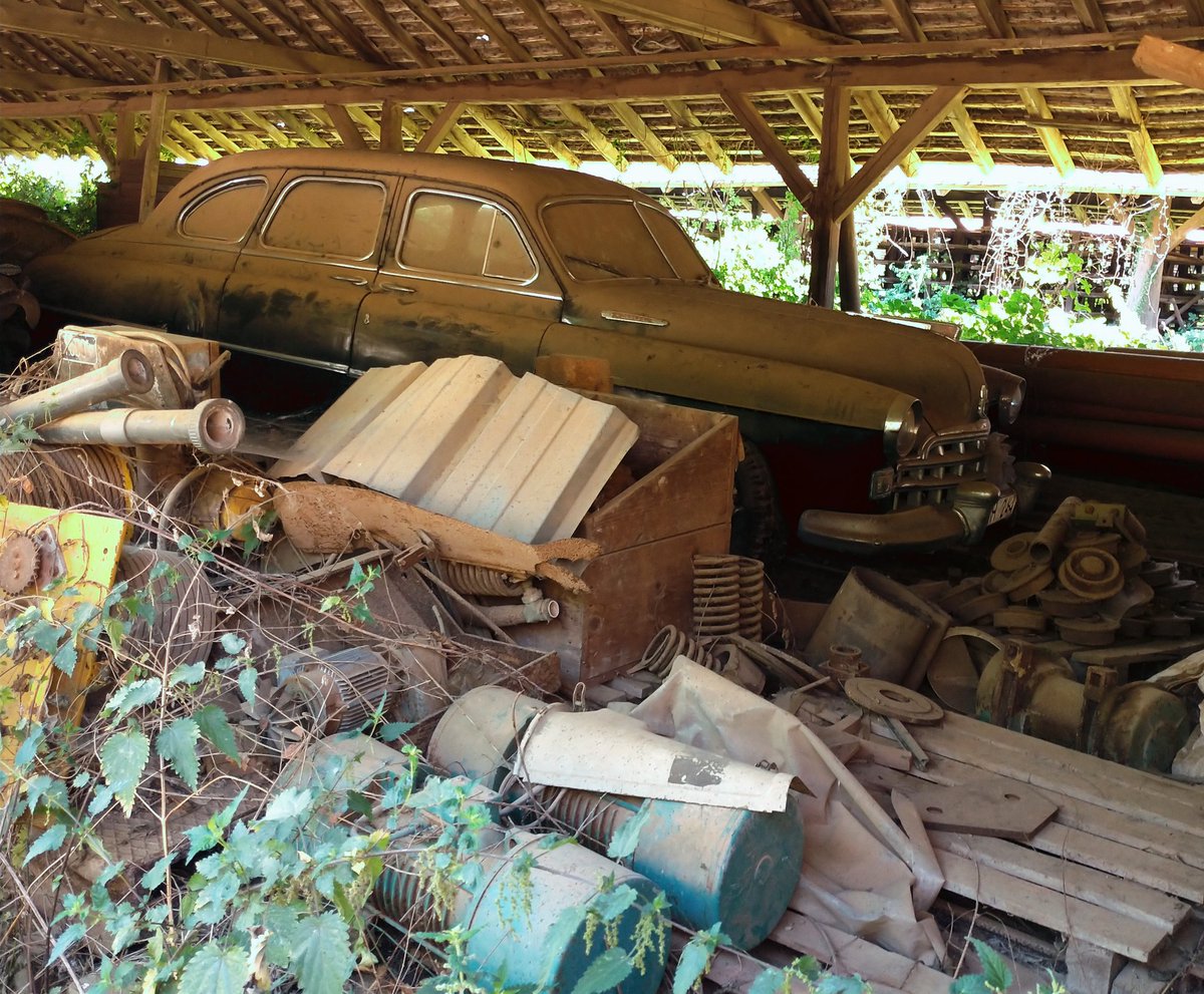 discover_place's tweet photo. #abandonedcar https://t.co/nQkV59HBQK