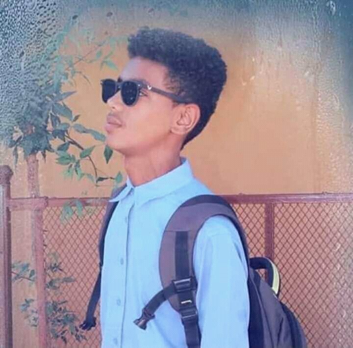 wa3ill's tweet photo. احمد عبدو عبدالوهاب ،
مولود في قرية ام شانق شرق الجزيرة ،
ثم انتقل الي الابيض مع العائلة ، طالب في الثانوية احرز في الشهاده الثانوية٩٣% ،سبب الوفاء طلقه في الراس من قناص ،العمر ١٧ ربيع🌸
م كتير علي ربك يا اخوي كن فقد عزيز علينا والله 💔
لن ننسئ ولن نغفر ! 
ترحمو علي الغالي احمد. https://t.co/Mtf6lVqoSF