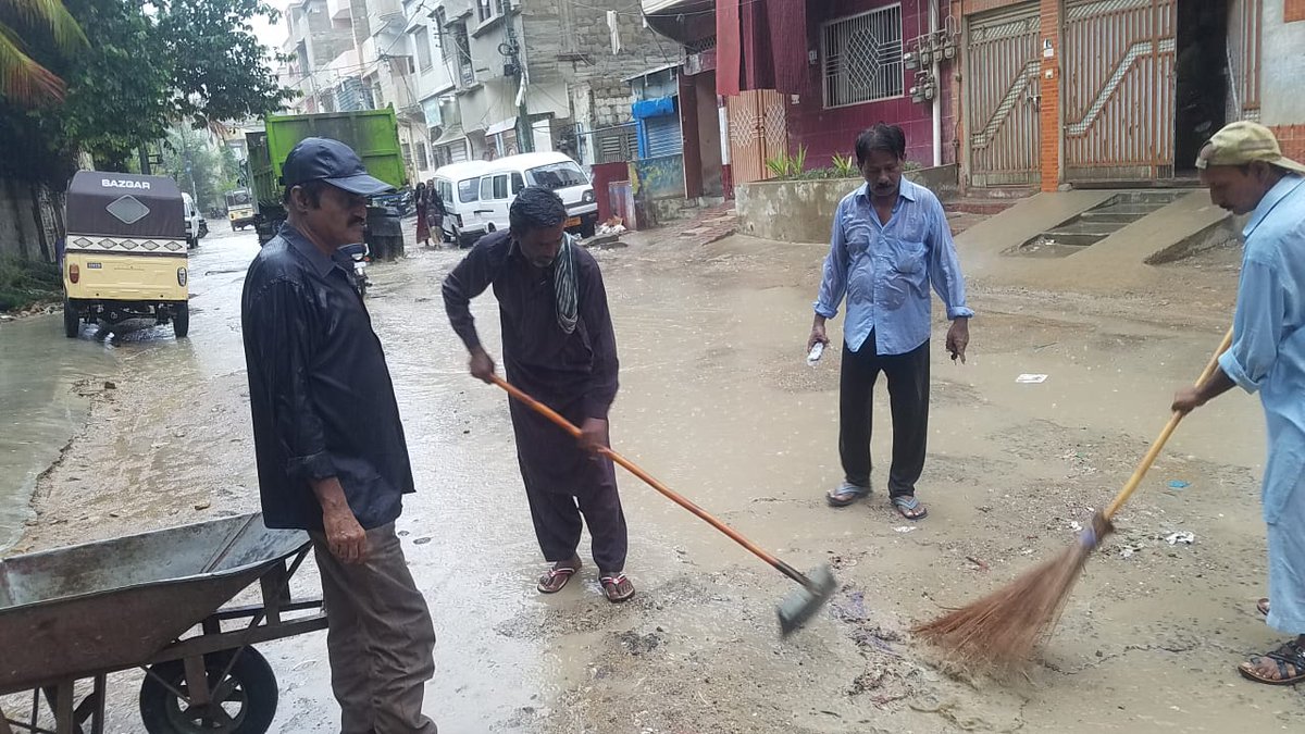 waqarRa_90's tweet photo. Haq Parast Karkunan Or Zimadaran On the Ground 
#KarachiRain 
#BadMashLog https://t.co/DzvI4hFxbr