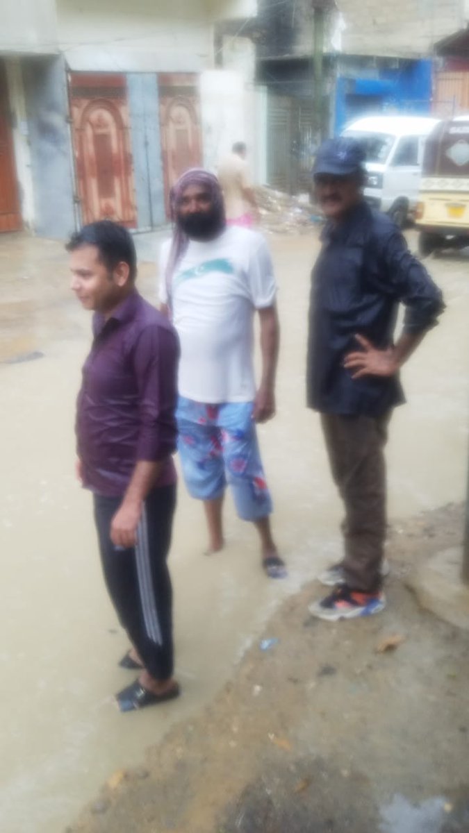 waqarRa_90's tweet photo. Haq Parast Karkunan Or Zimadaran On the Ground 
#KarachiRain 
#BadMashLog https://t.co/DzvI4hFxbr