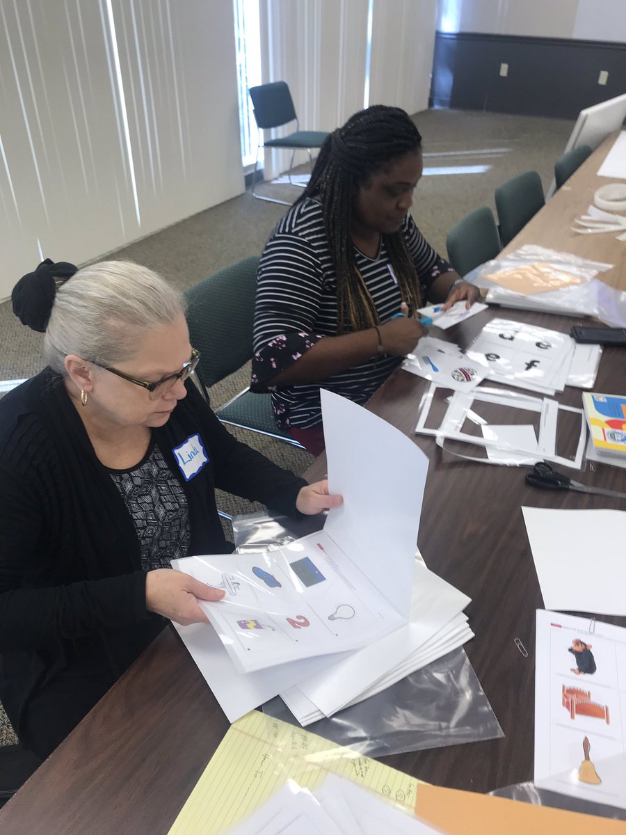 FDLRSCrown's tweet photo. @DuvalSchools teachers work hard to make manipulatives for phonological awareness for struggling or emergent  readers. Find our trainings at @FDLRSCrown https://t.co/PNp7LTdkcf